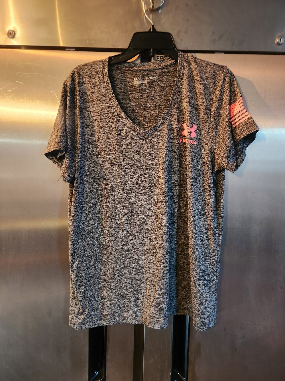 Under Armour Loose Fit V-Neck Shirt Gray Flag Patch XL